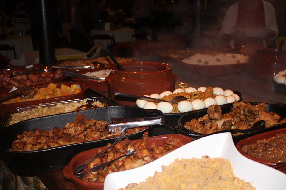 Uma mesa de buffet com uma variedade de comida