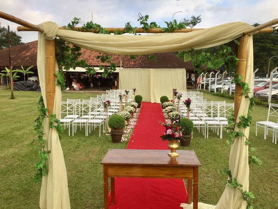 Há um tapete vermelho que leva a uma mesa e cadeiras.