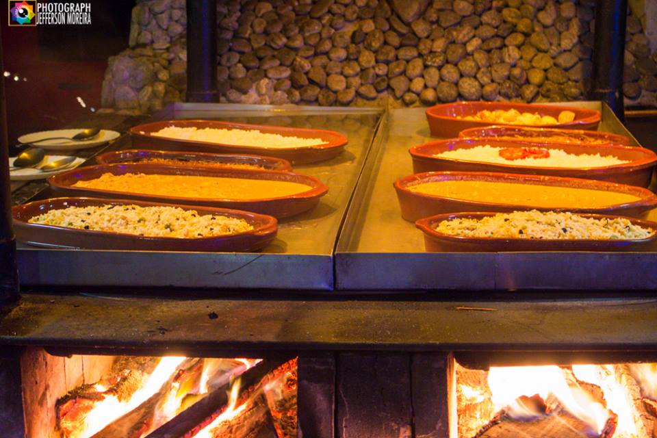 Uma bandeja de comida está em frente ao fogo.