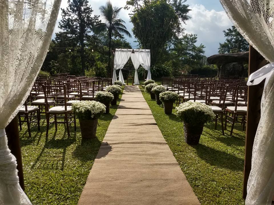 Uma longa passarela de madeira que leva a uma cerimônia de casamento