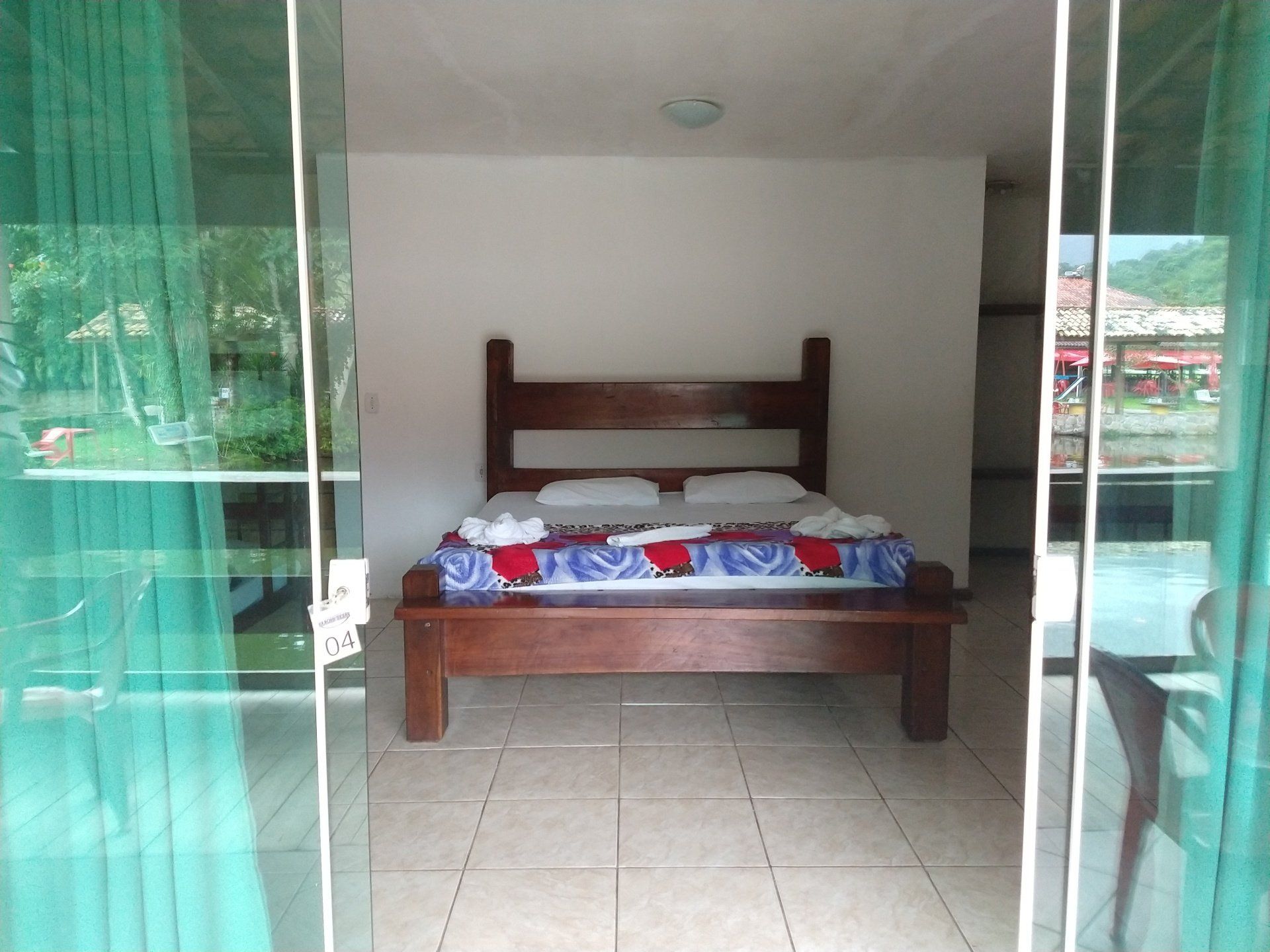 Um quarto com cama e portas de vidro deslizantes