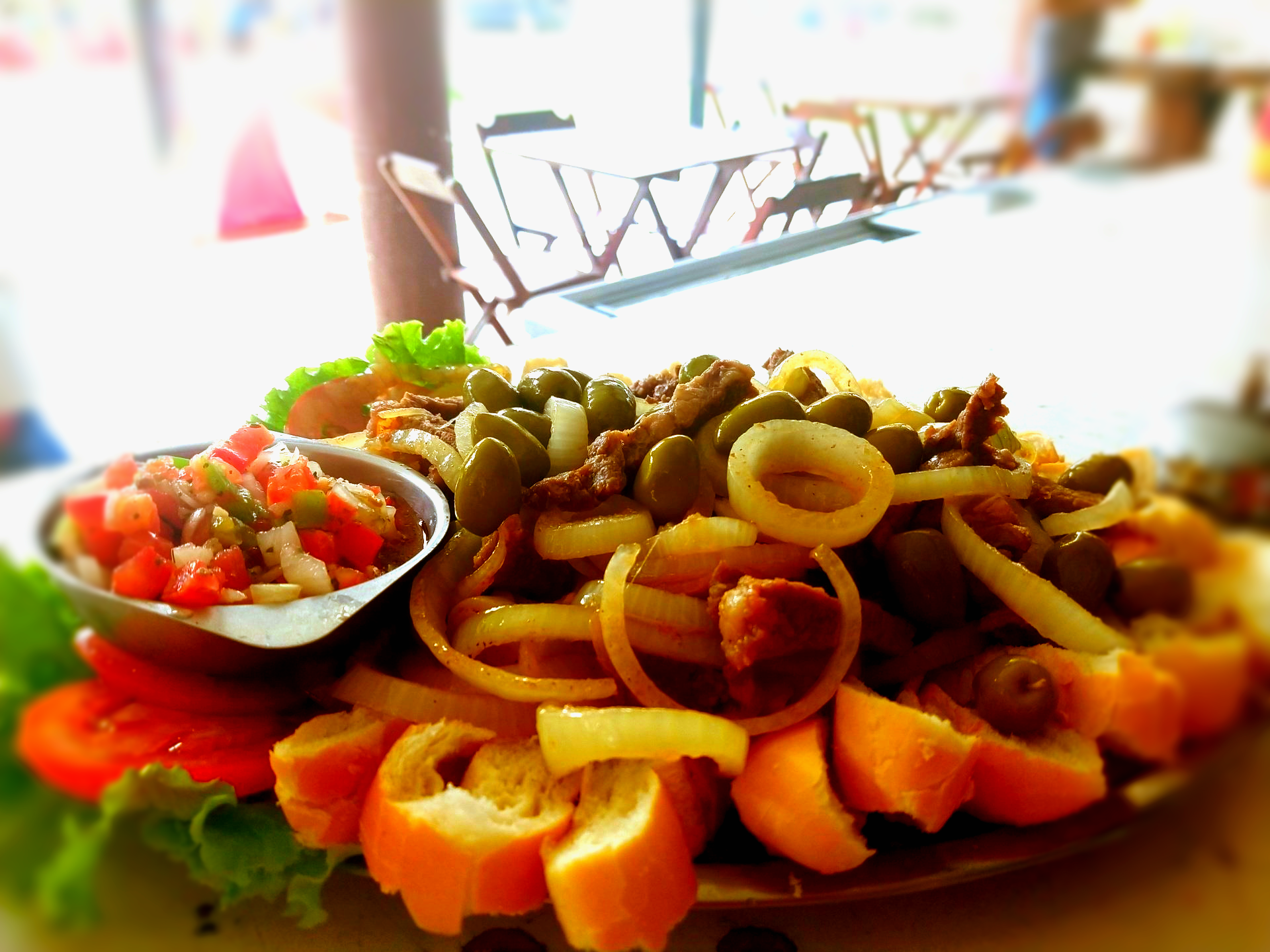 Um prato de comida com a palavra ao fundo