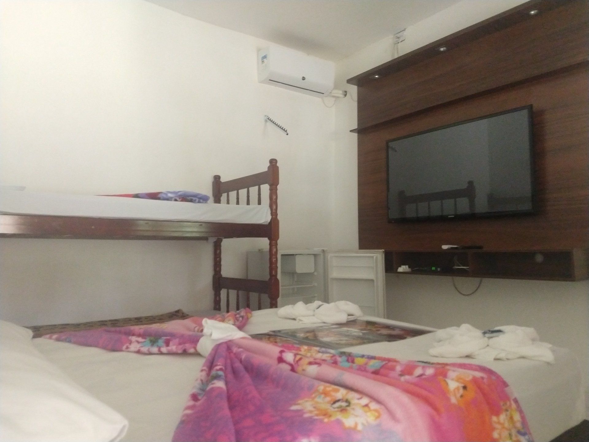 Um quarto com beliches e TV de tela plana