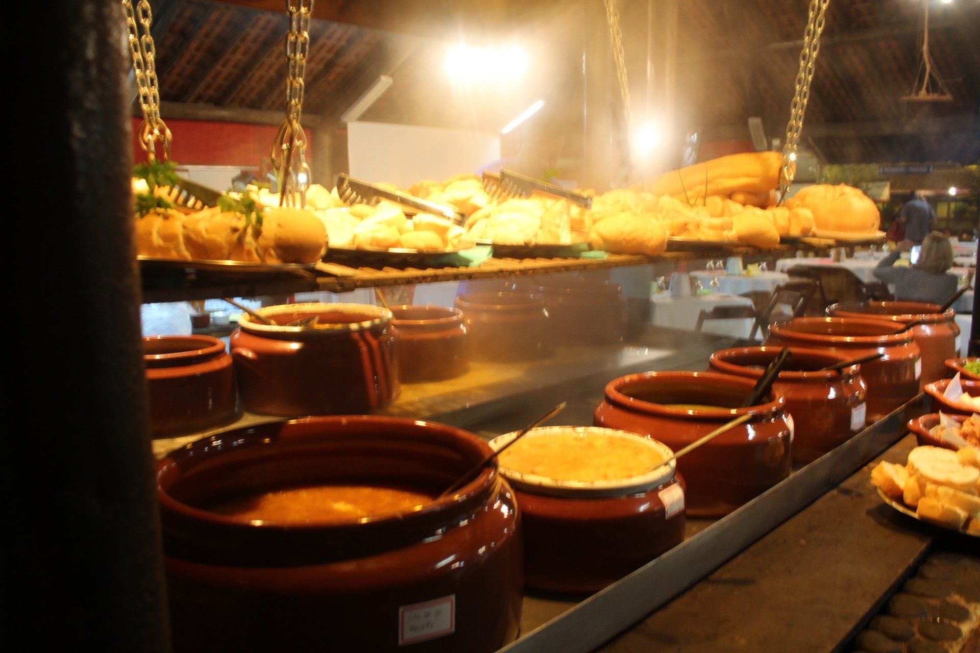Um monte de potes de comida estão alinhados em um balcão
