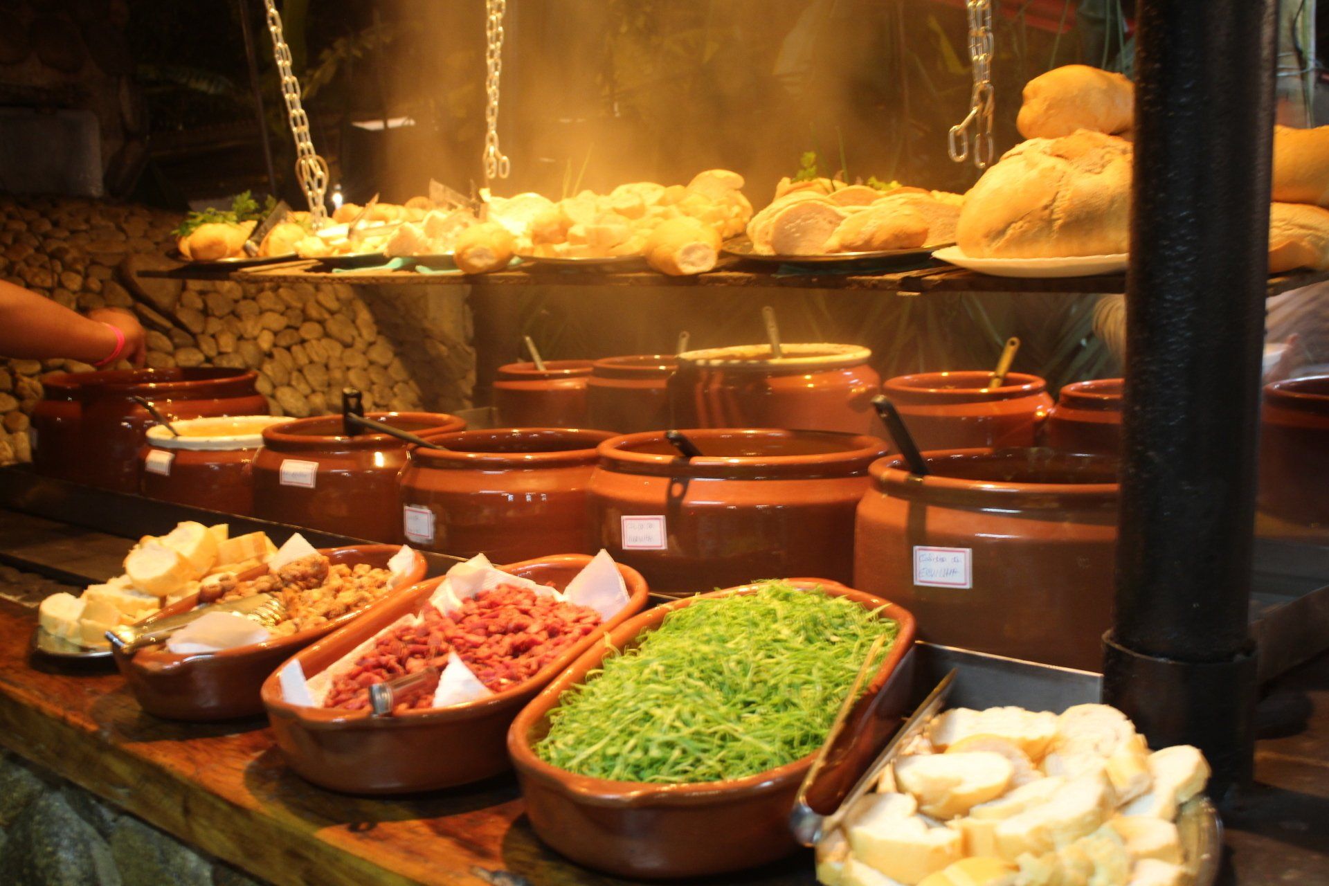 Um monte de tigelas de comida estão sobre uma mesa