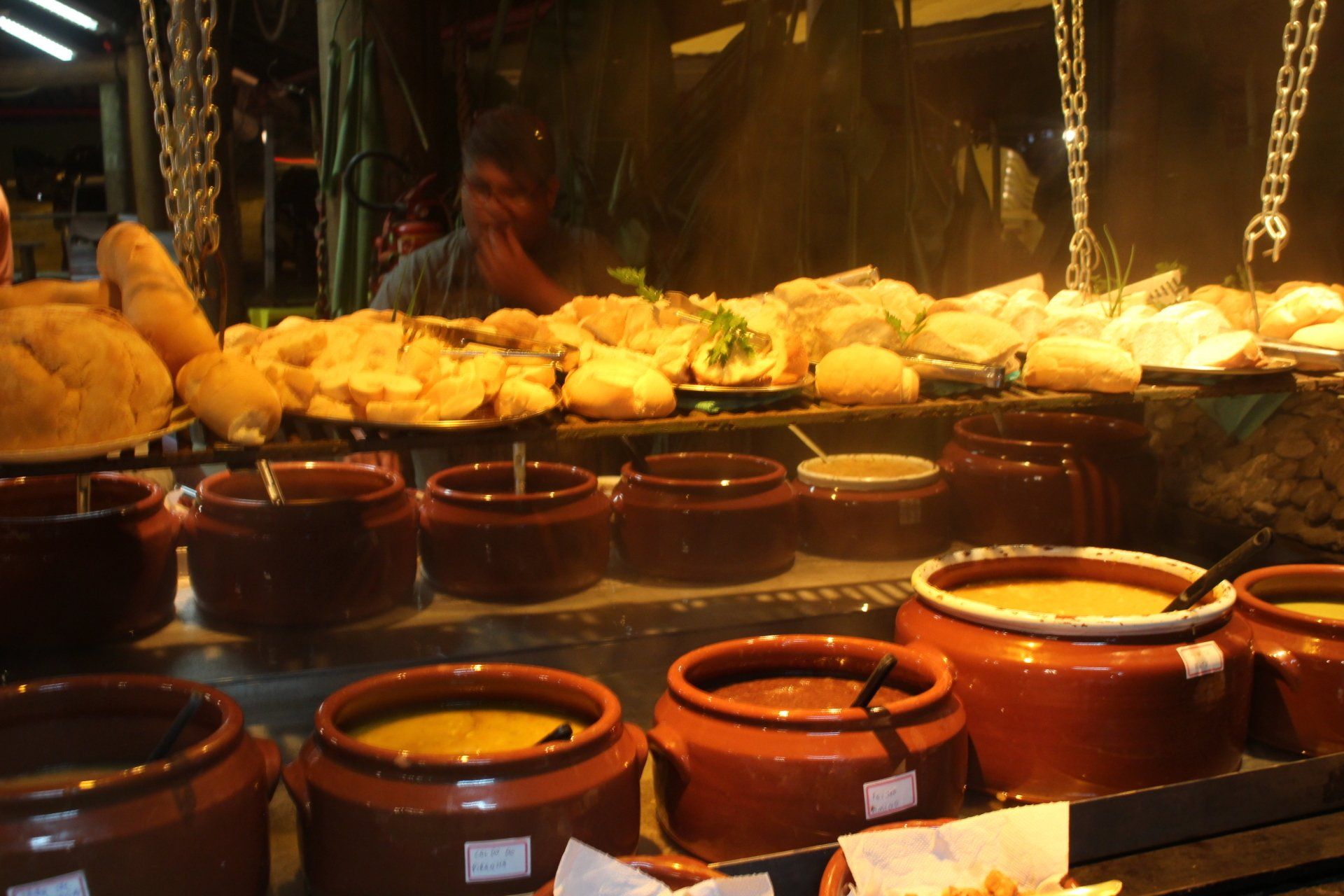Uma exibição de comida com um homem ao fundo