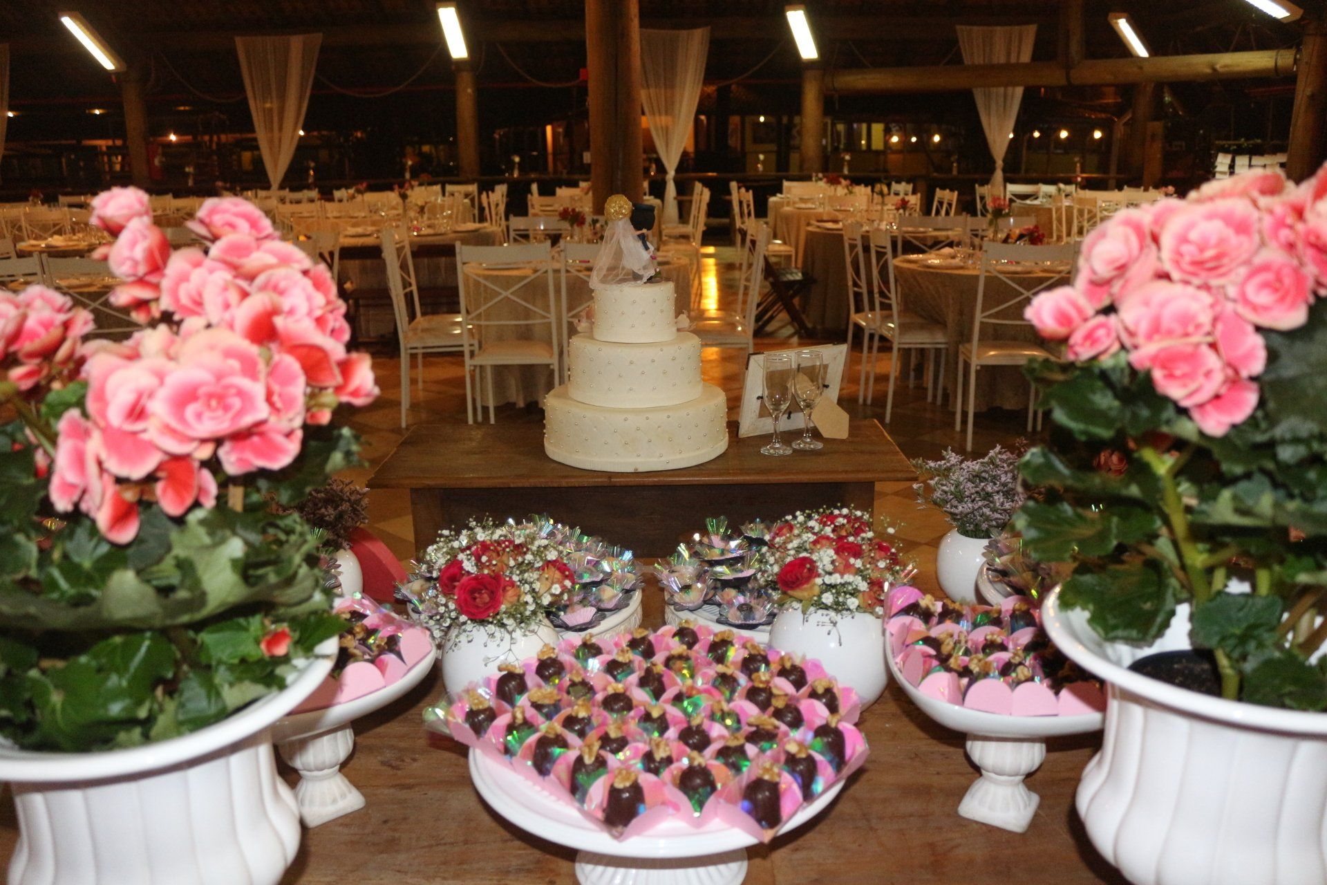 Uma mesa com flores e um bolo