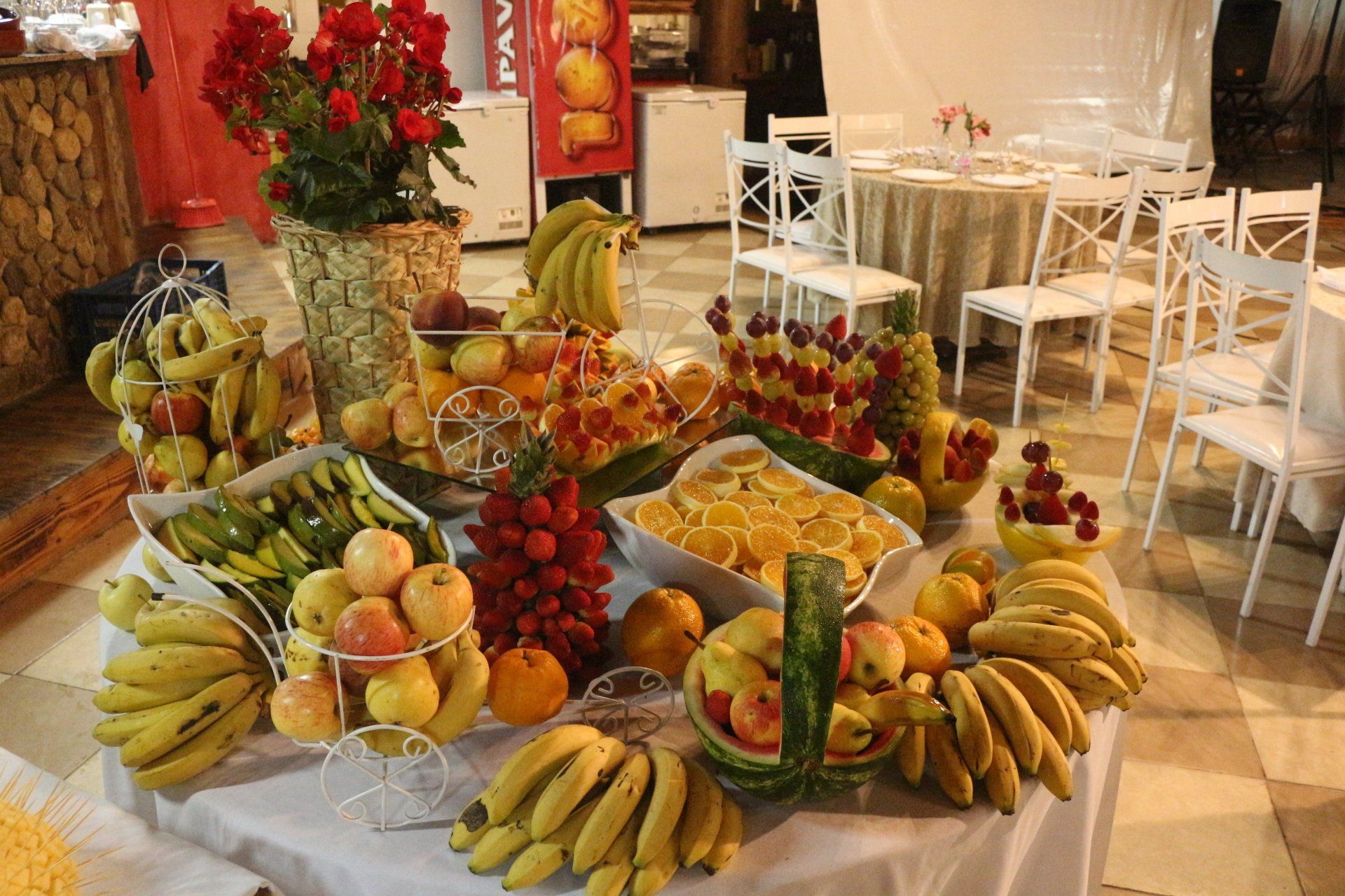 Uma mesa cheia de muitas frutas e legumes