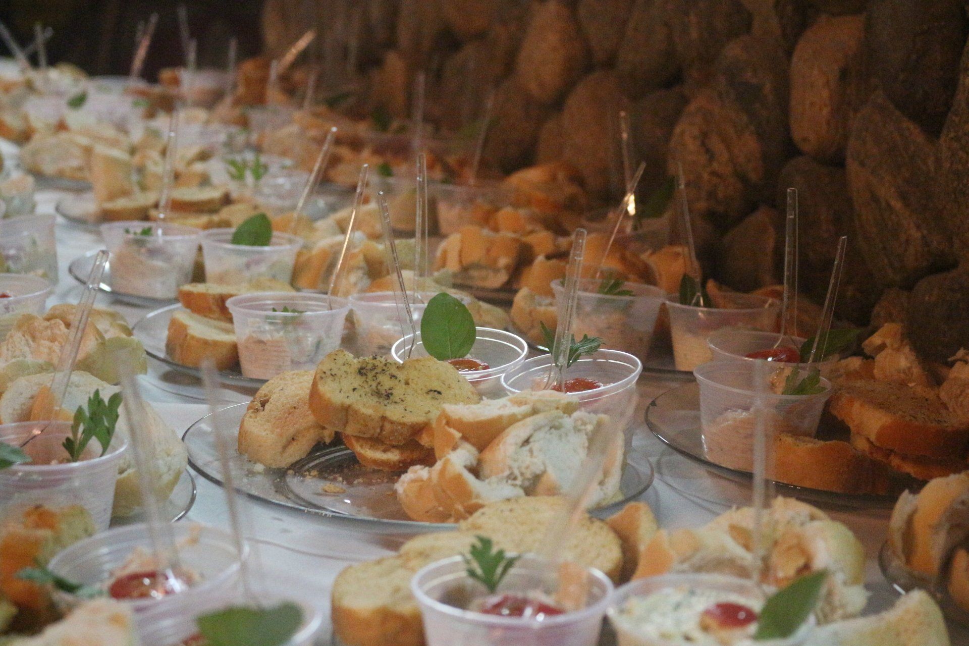 Uma mesa coberta com pratos e xícaras de comida.