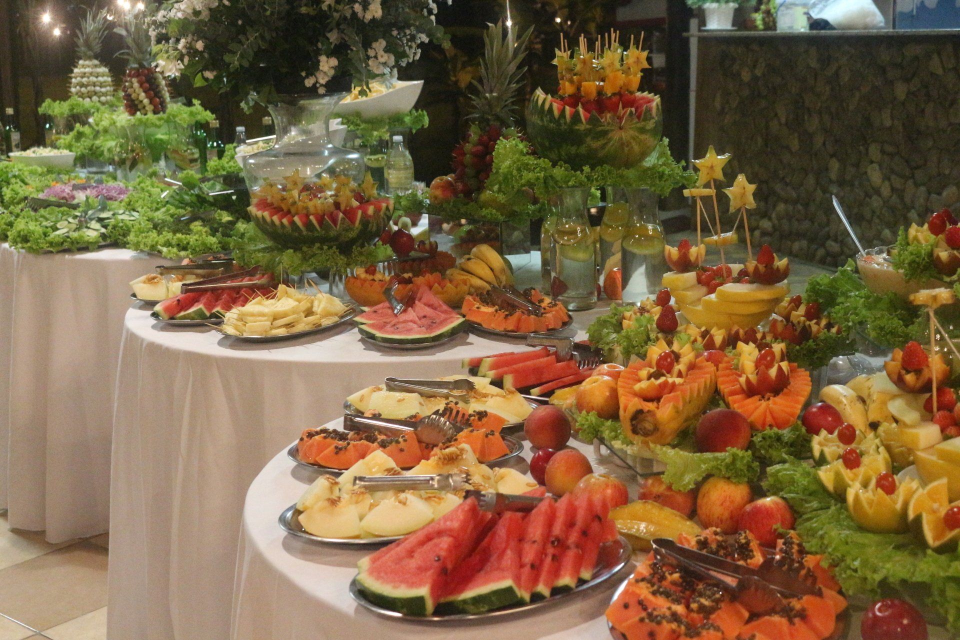 Uma mesa de buffet repleta de frutas e vegetais