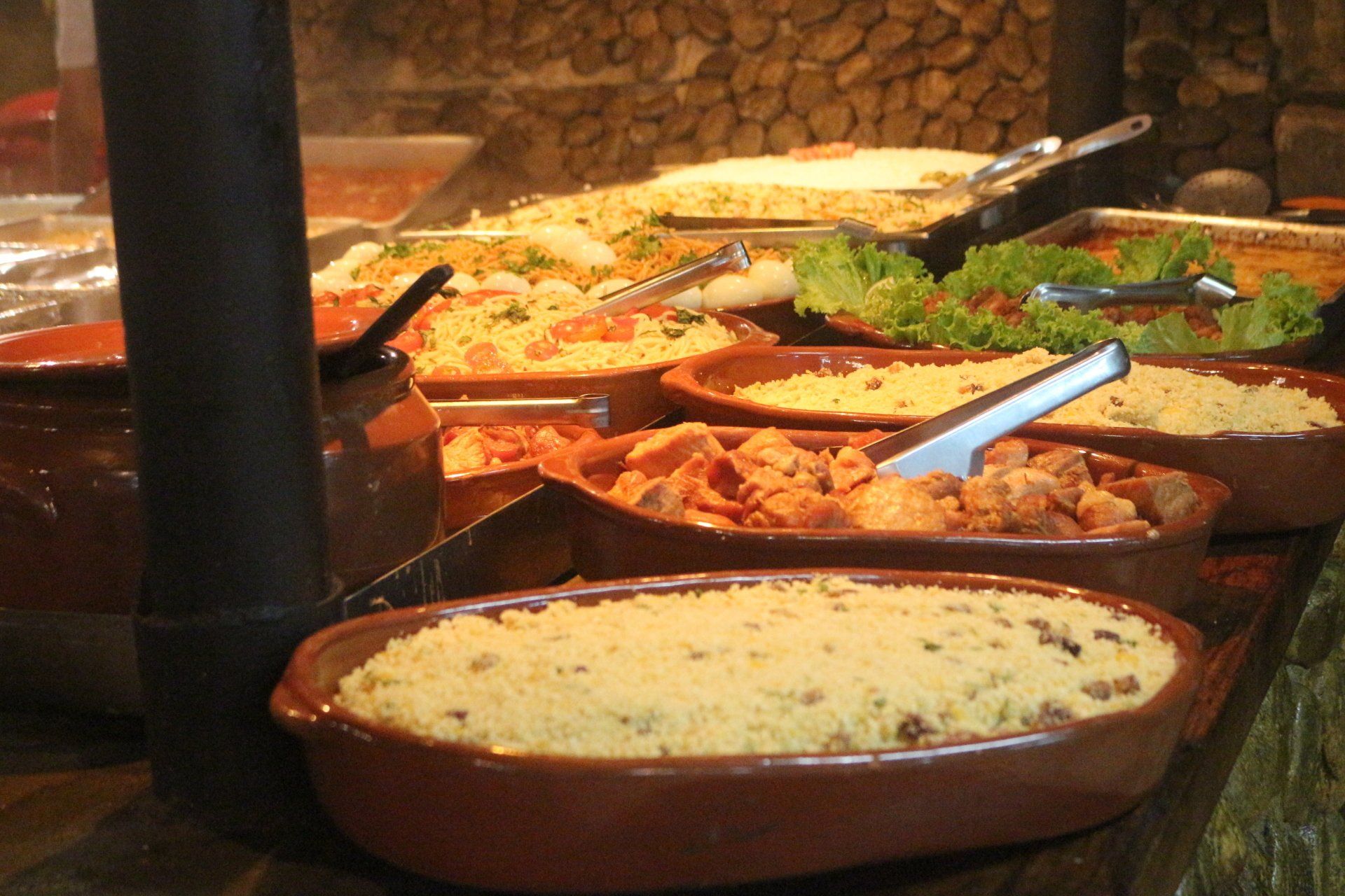 Uma mesa de buffet com uma variedade de comida