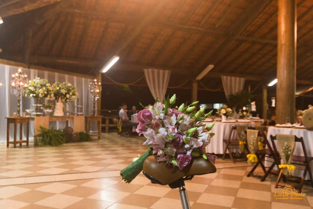 Um buquê de flores está sentado em uma bicicleta em uma sala.