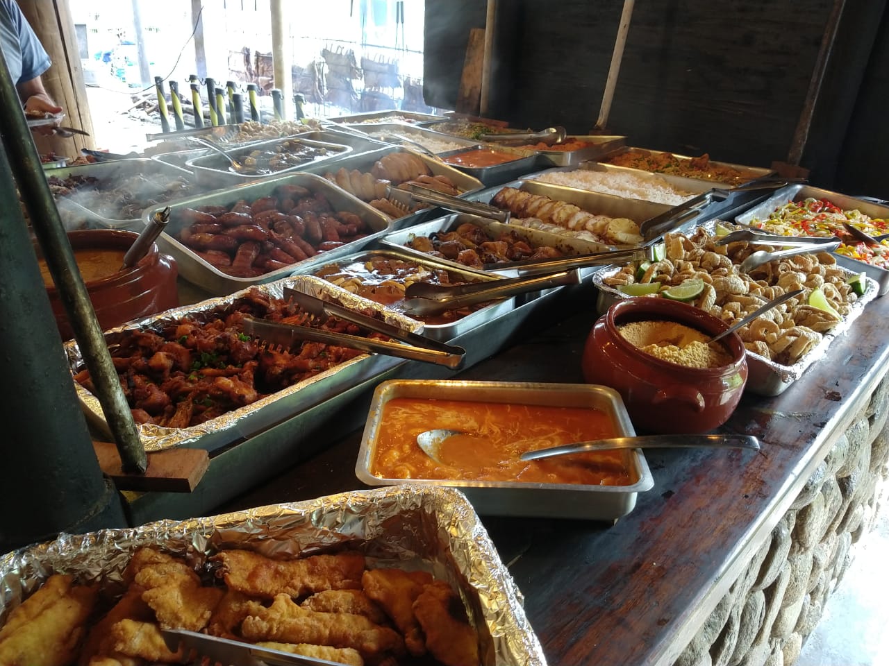 Uma mesa de buffet repleta de diferentes tipos de comida.