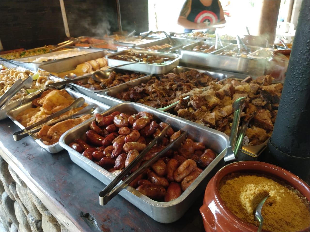 Uma mesa de buffet repleta de diferentes tipos de comida