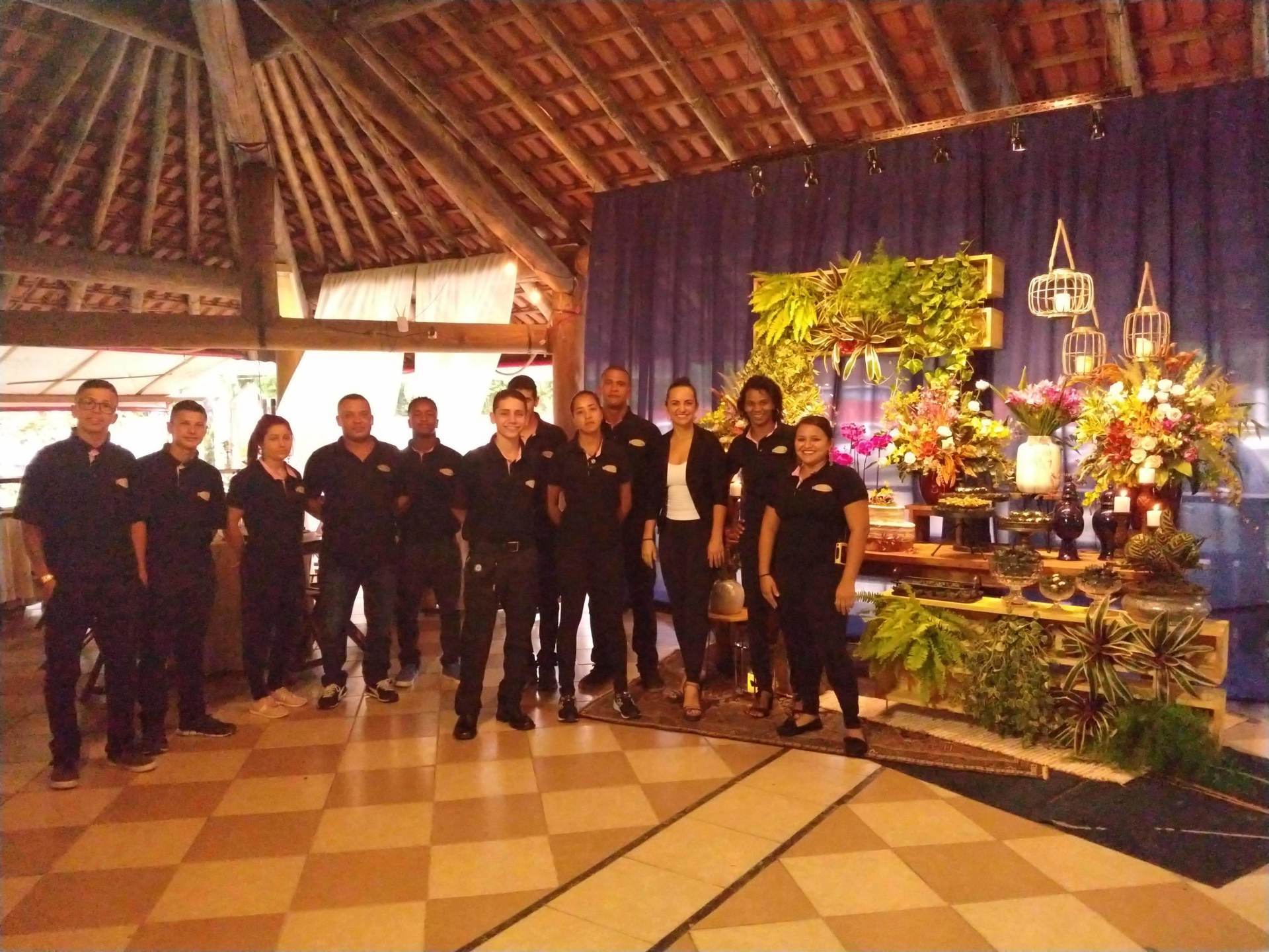 Um grupo de pessoas posando para uma foto em uma sala