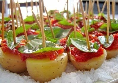 Um prato de comida com batatas e tomates em palitos