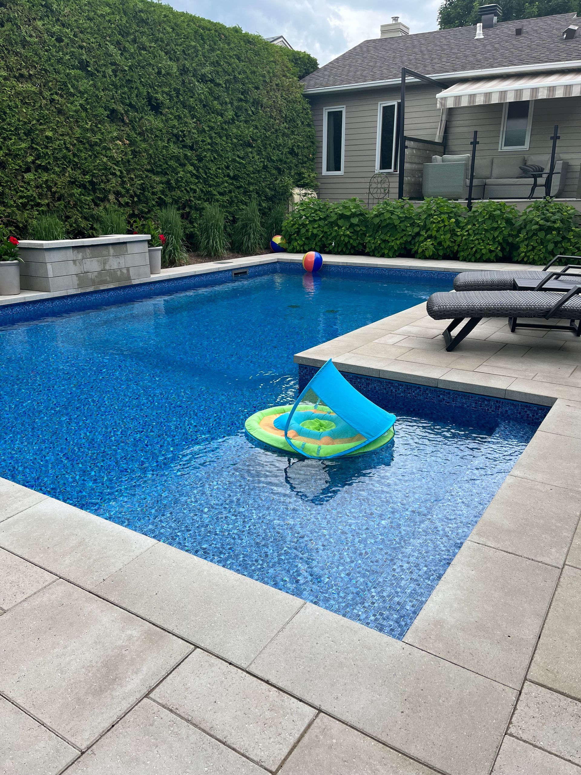 Une grande piscine avec un radeau au milieu.