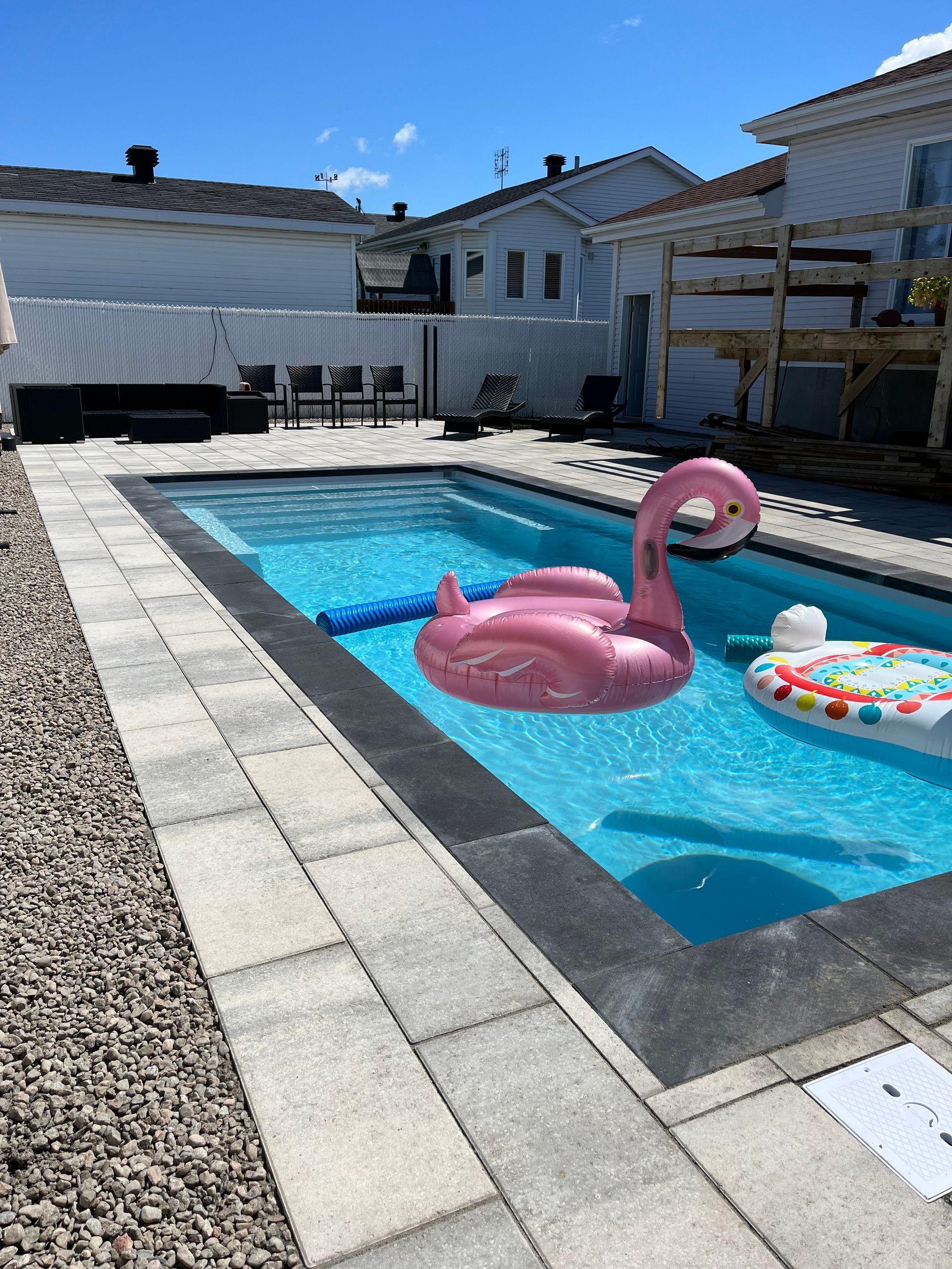 Un flotteur de flamant rose flotte dans une piscine