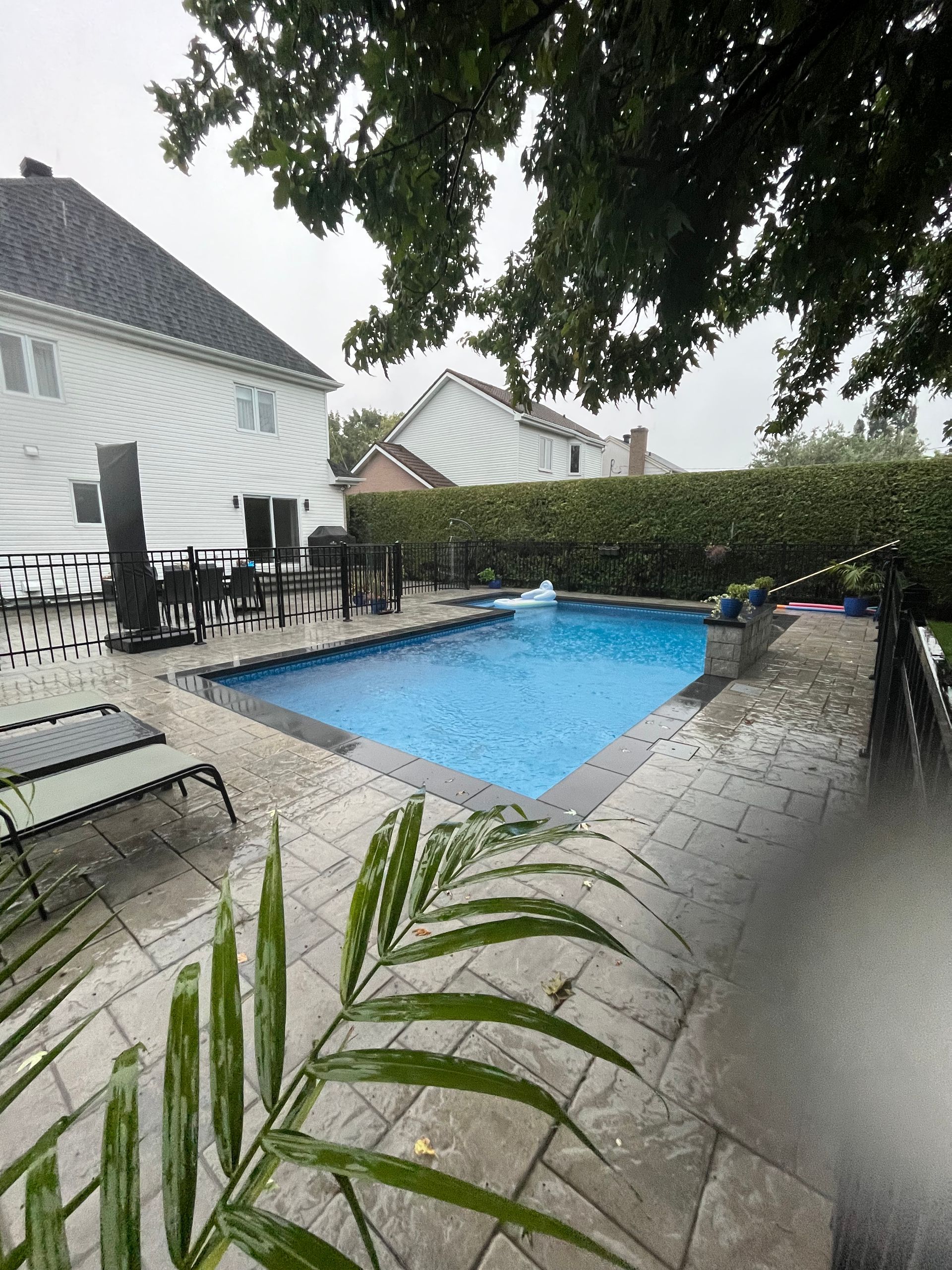 Une grande piscine dans l'arrière-cour d'une maison