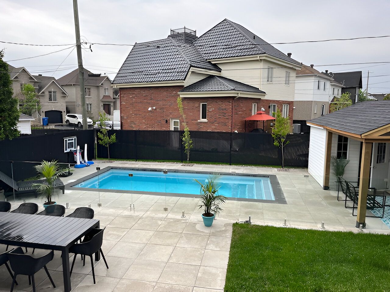 Une grande piscine avec un jacuzzi au milieu
