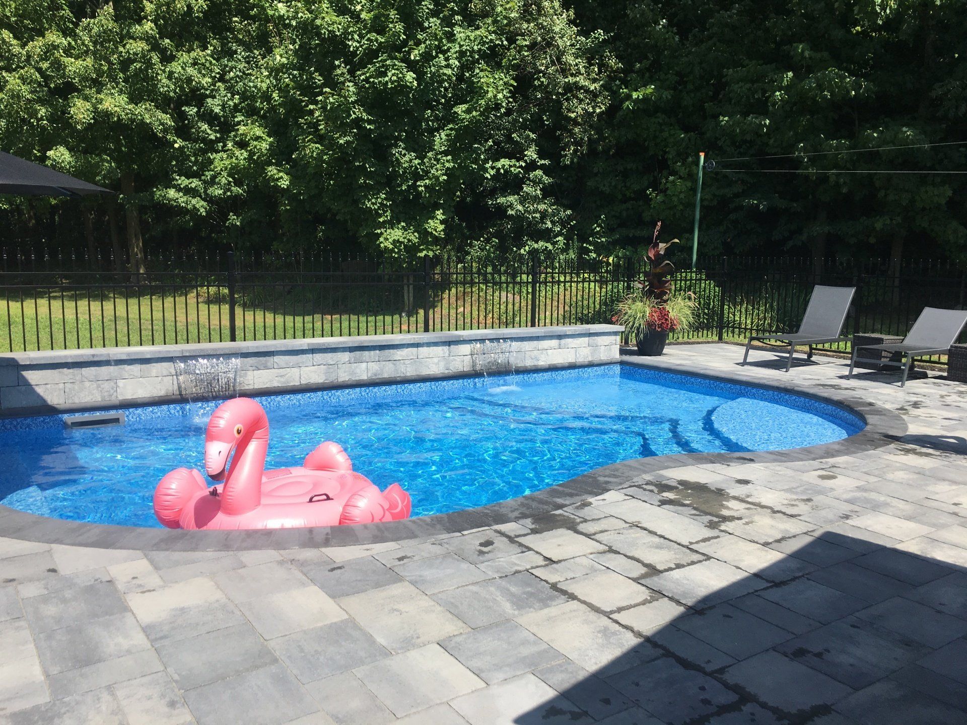 Un flotteur de flamant rose flotte dans une piscine.