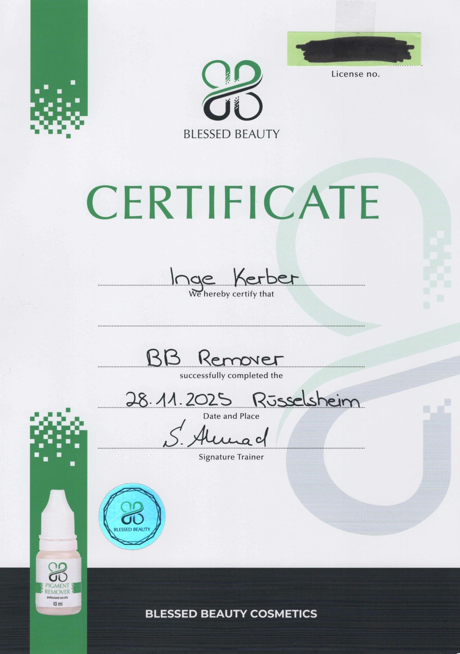 Grün-weißes Zertifikat mit Logo, handschriftlichen Angaben und Siegel auf strukturiertem Hintergrund