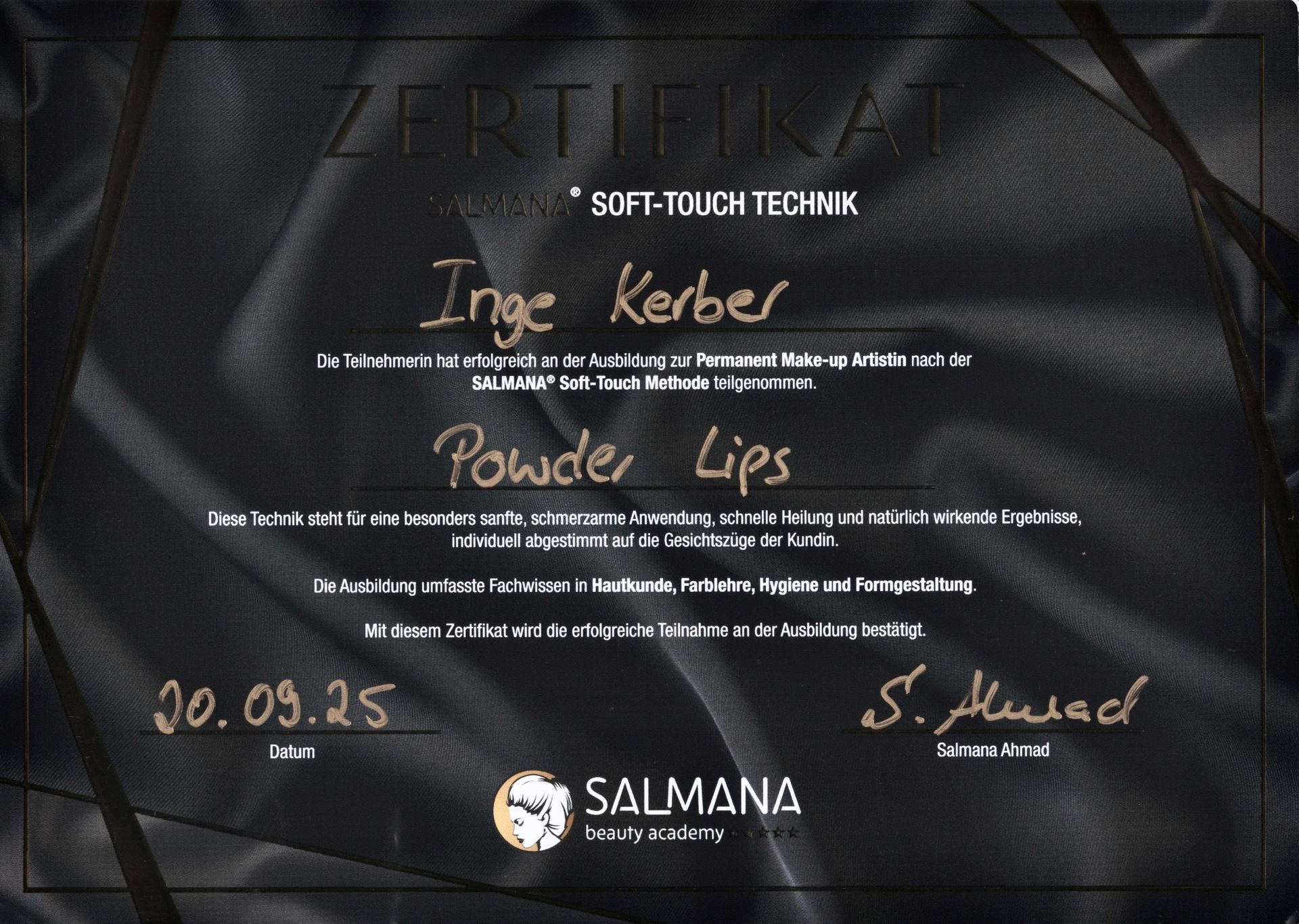 Zertifikat für „Soft Touch“ Kerber und „Powder Lips“ mit Unterschriften und Salamna-Logo auf dunklem Hintergrund