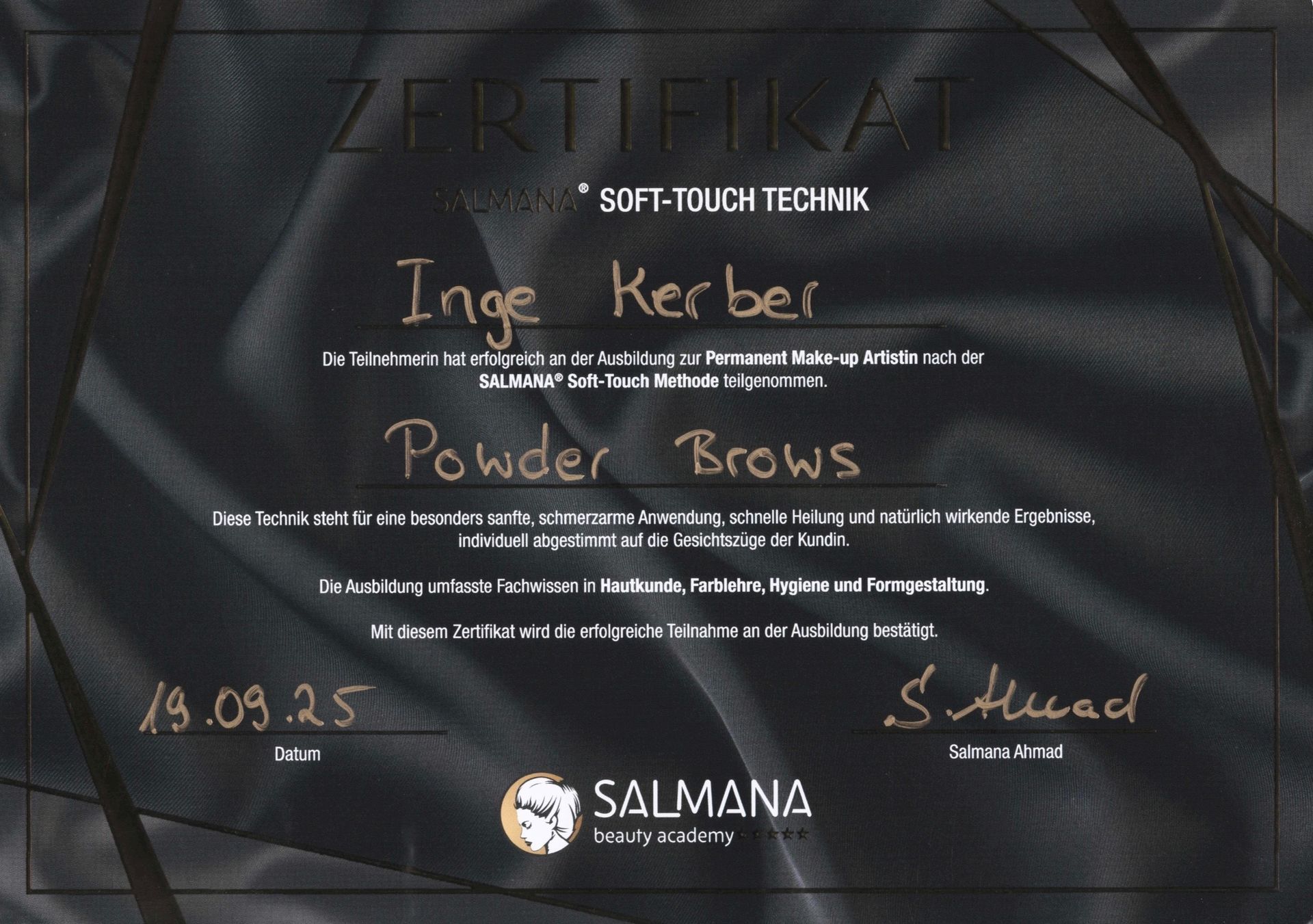 Flyer im Zertifikatsstil für Salontechniken: Ince Kerber Powder Brows, mit schwarzem Hintergrund und goldener Schrift.