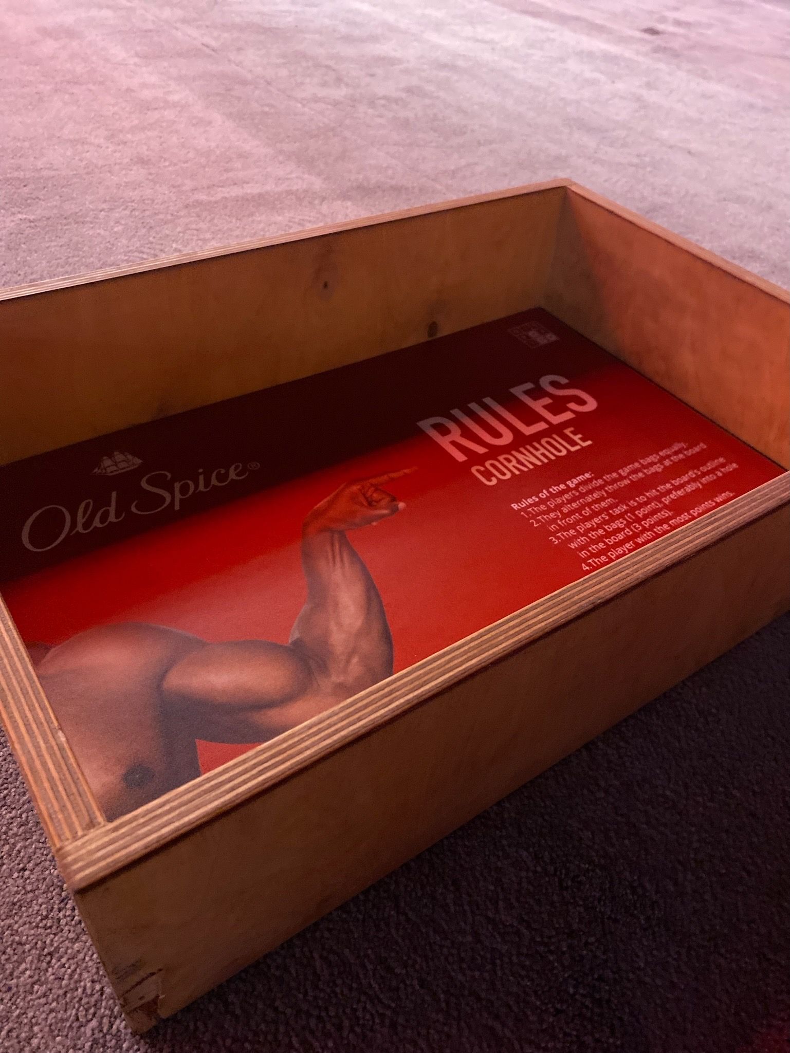 drewniane pudełko z czerwoną etykietą z informacją o zasadach