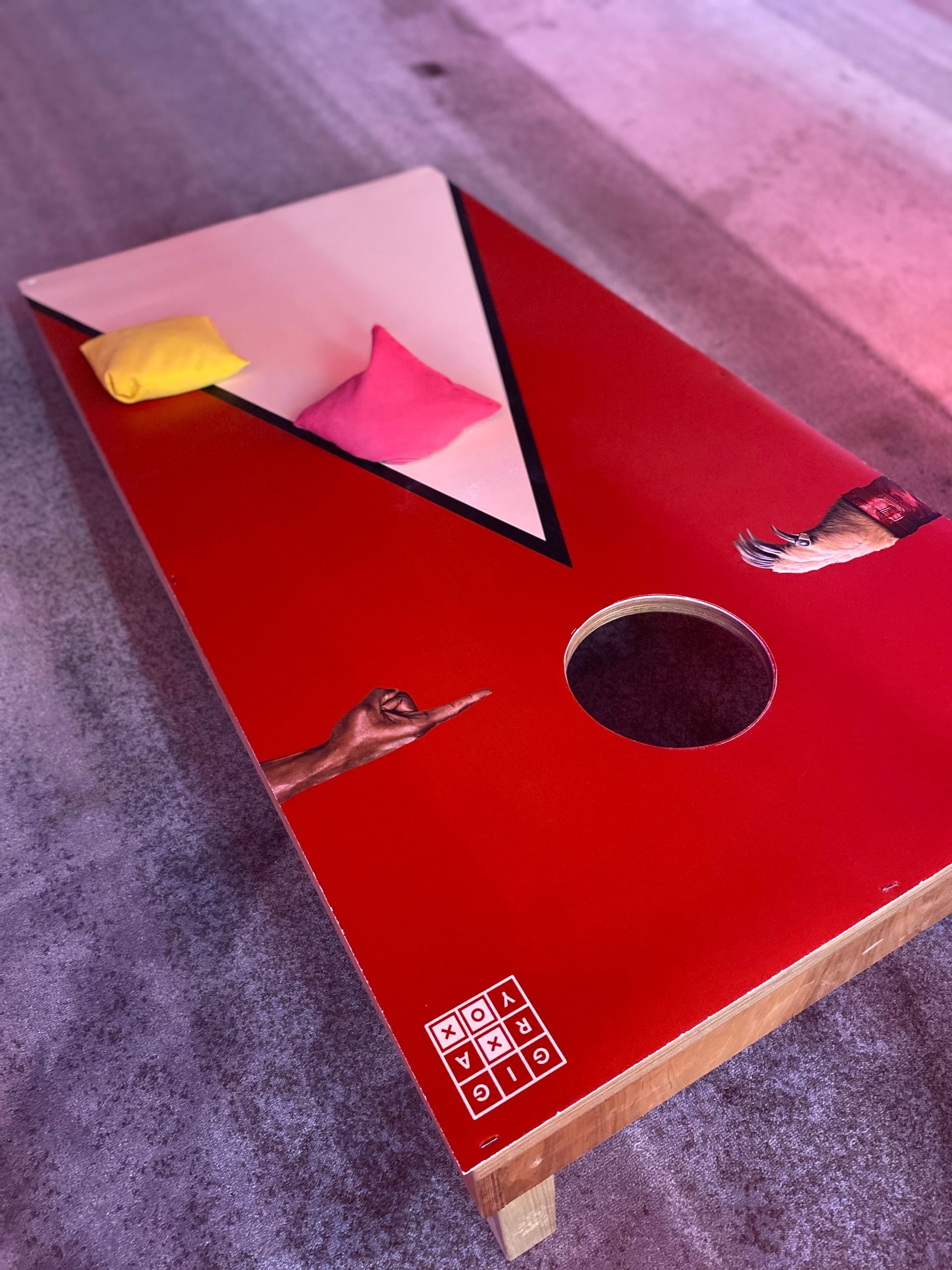 czerwona tablica cornhole z dziurą pośrodku