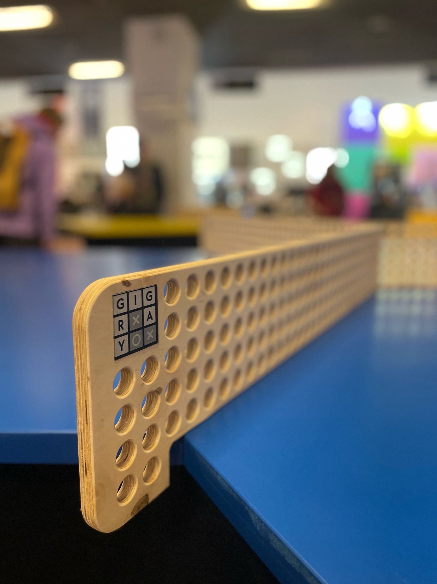 niebieski stół z drewnianą siatką do ping-ponga