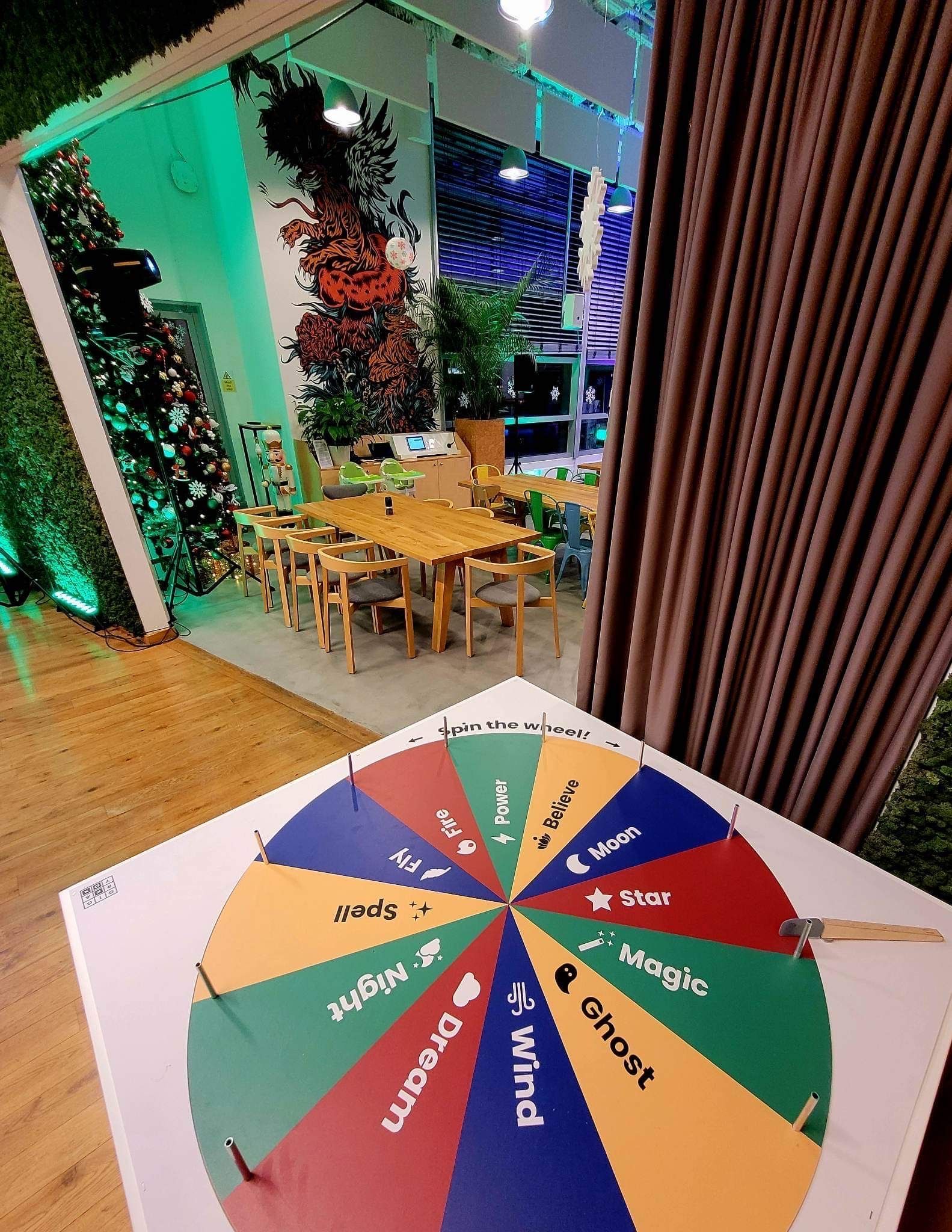 stół z kołem fortuny