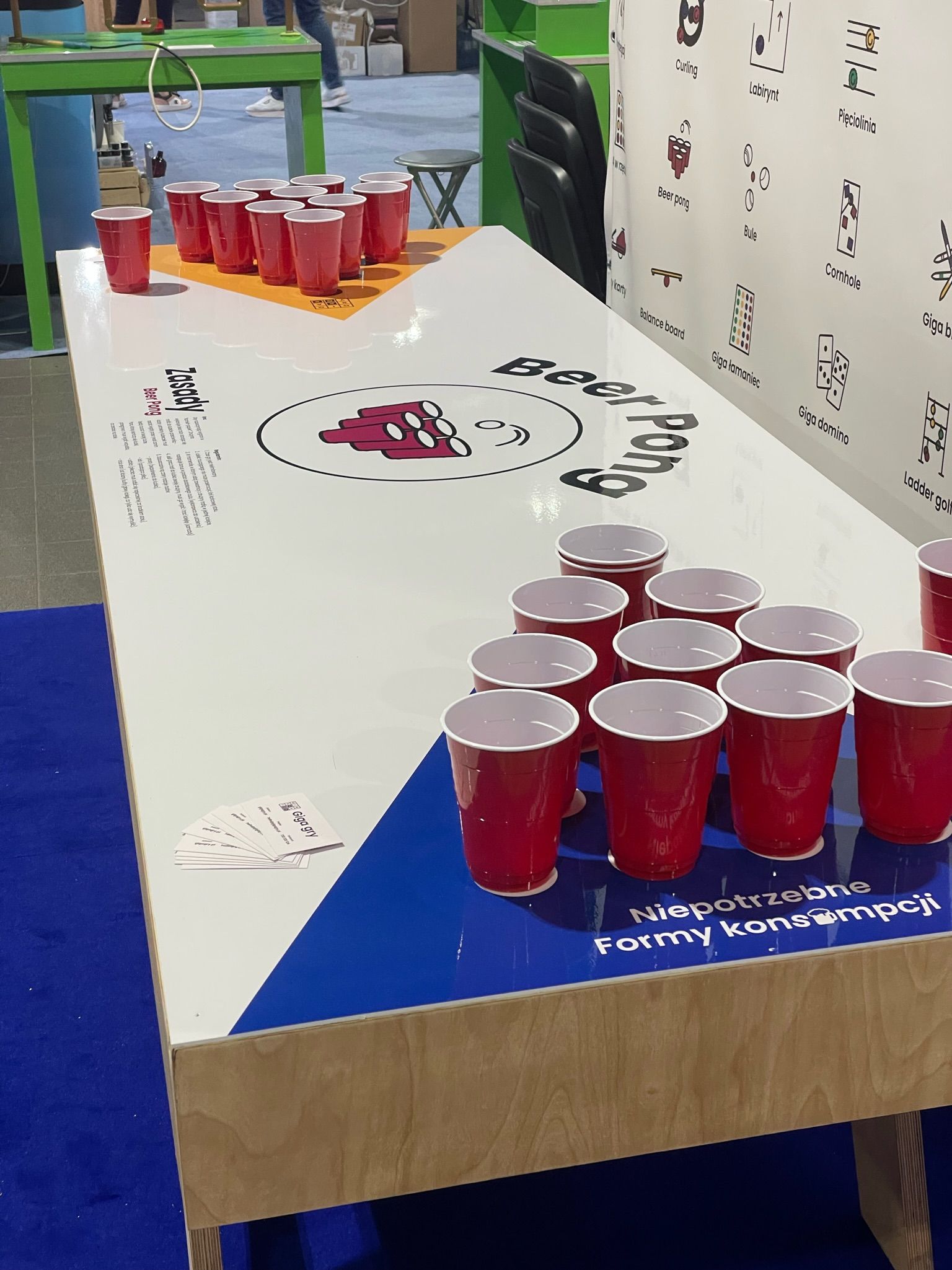 stół do beer ponga z kubkami i piłką