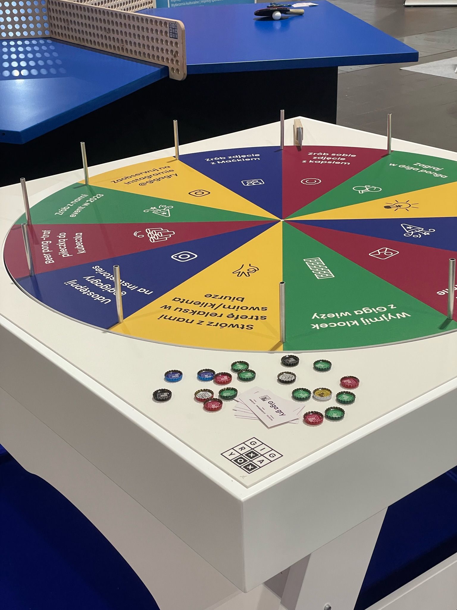 stół z kołem fortuny i kapslami