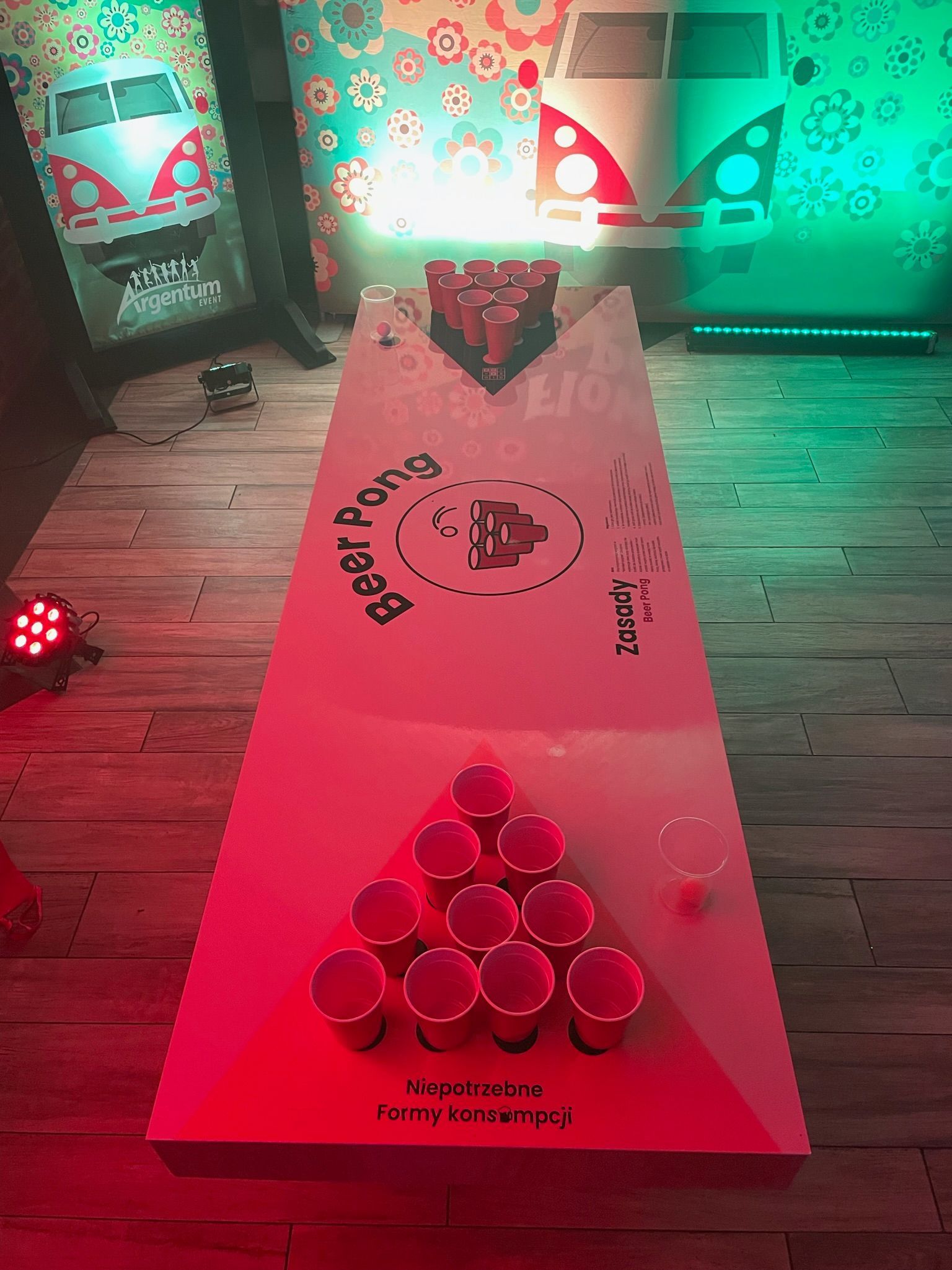 stół do beer ponga z kubkami i piłką