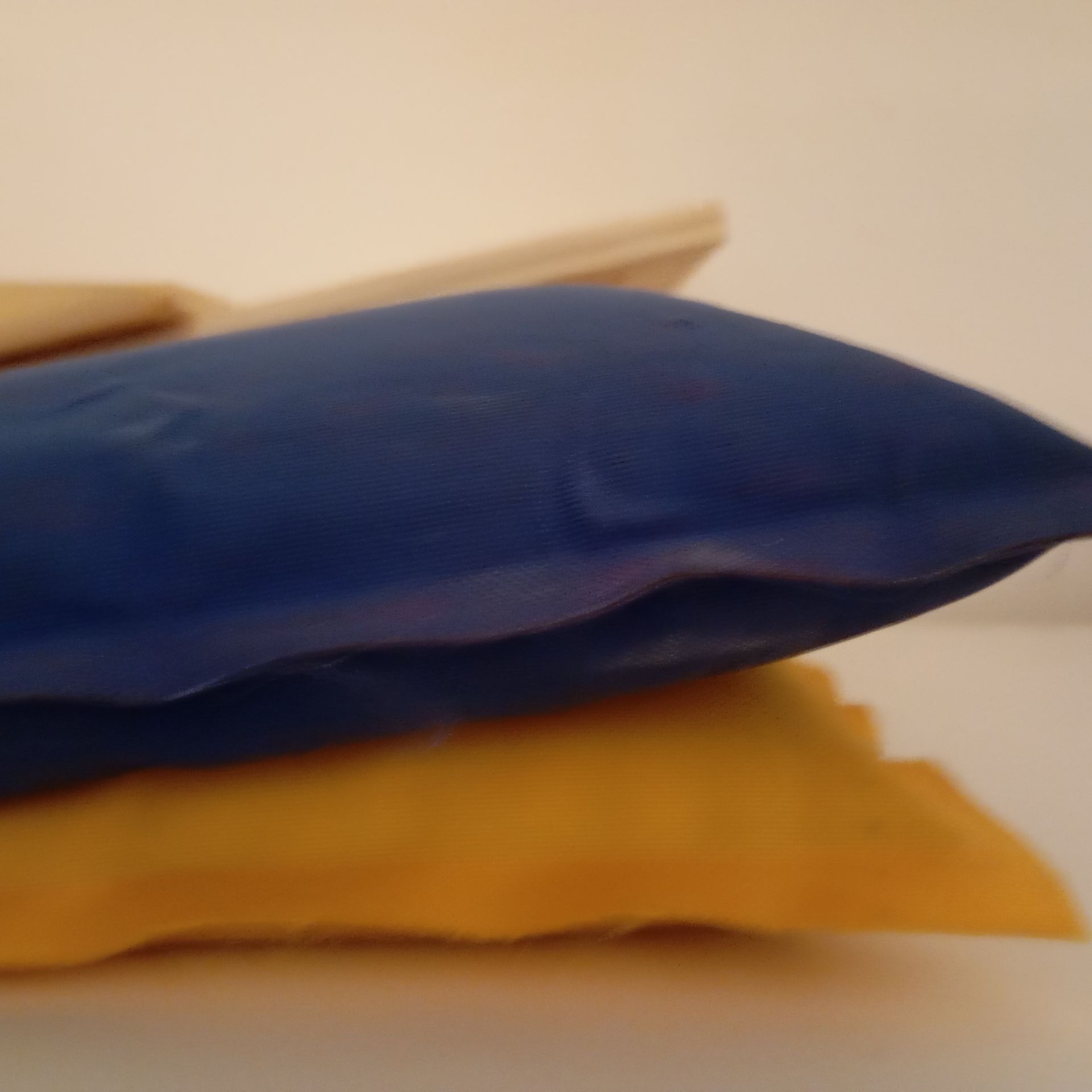 Cuscini blu e gialli sono impilati uno sopra l'altro