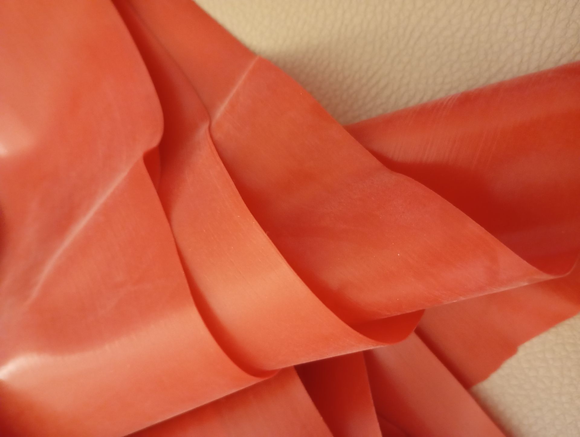 Un primo piano di un pezzo di tessuto arancione