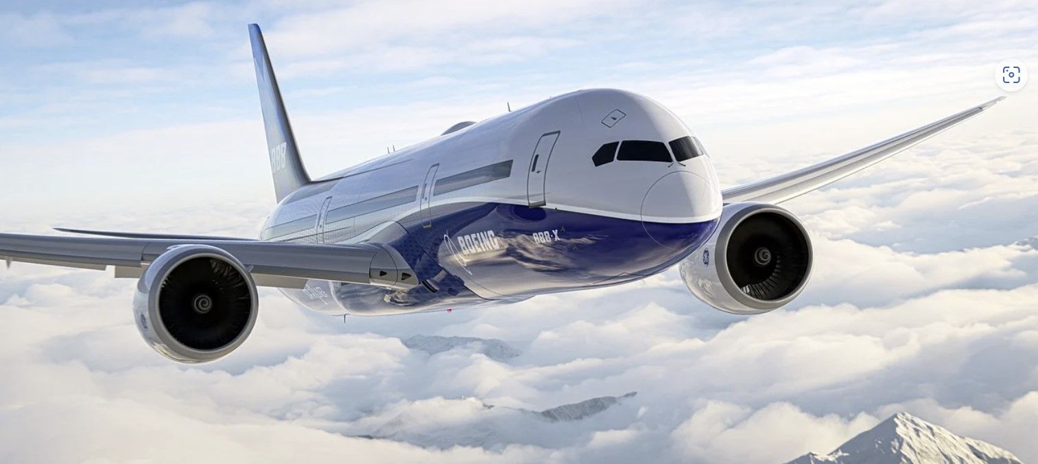 Flygplan som flyger över moln, blå och vita färger, himmel i bakgrunden.