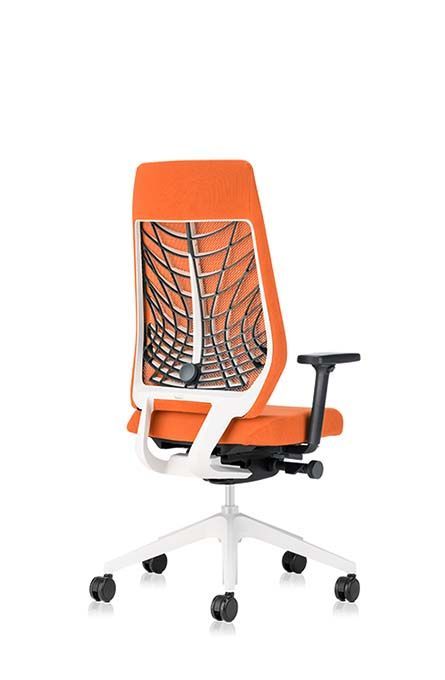 Ergonomischer Bürostuhl mit auffälligem orangefarbenem Netzrücken und verstellbaren Armlehnen