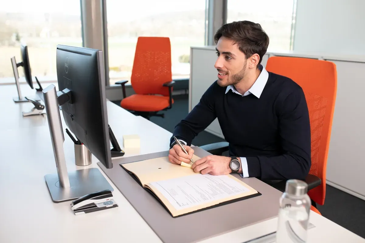 Interstuhl arbeitsplatz roter stuhl