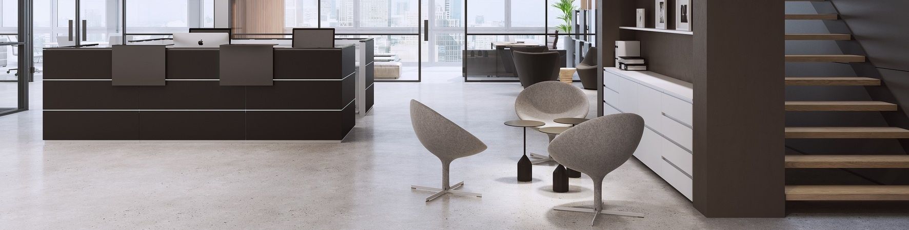 Heller Empfangsbereich mit runder Lounge-Sitzgruppe und moderner Rezeption