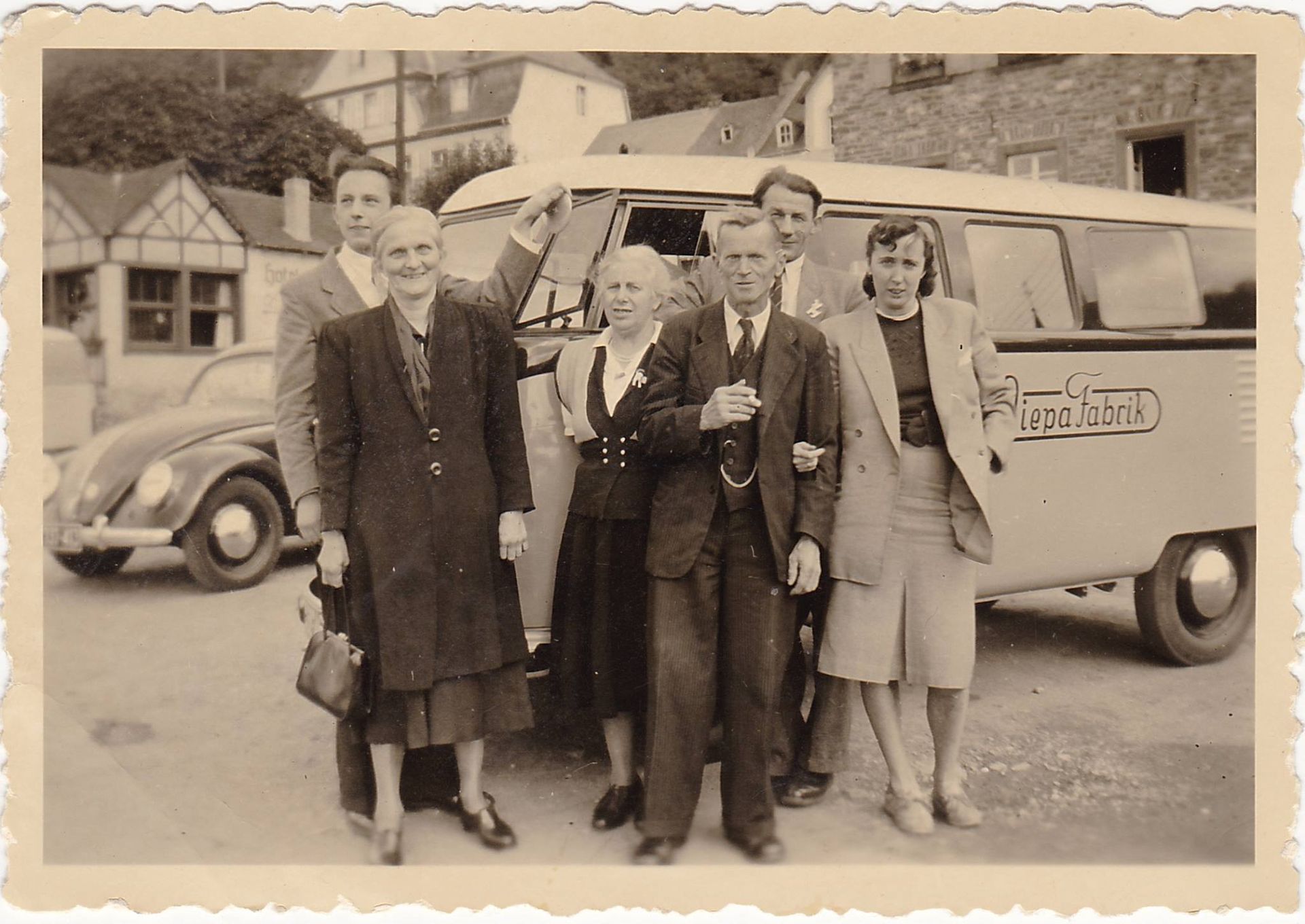 Historisches Foto: Menschen vor Fahrzeugen – Unternehmensgeschichte seit 1946 von der Wiepa in Wiesbaden