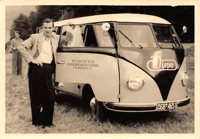 Historisches Foto aus dem Jahr 1946 – eine Gruppe von Menschen vor einem Oldtimer Wiepa