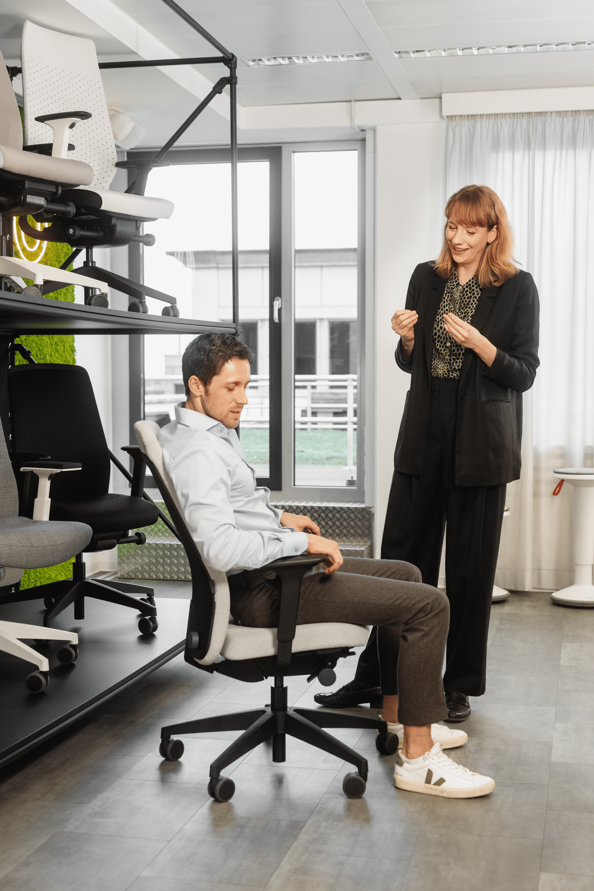 Bürostuhl-Beratung – eine Person erhält Hilfe bei der Auswahl eines Bürostuhls