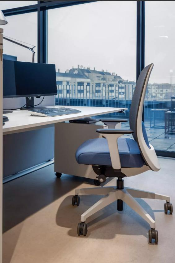 Moderne Büroeinrichtung mit ergonomischen Stühlen und gut strukturierten Arbeitsplätzen