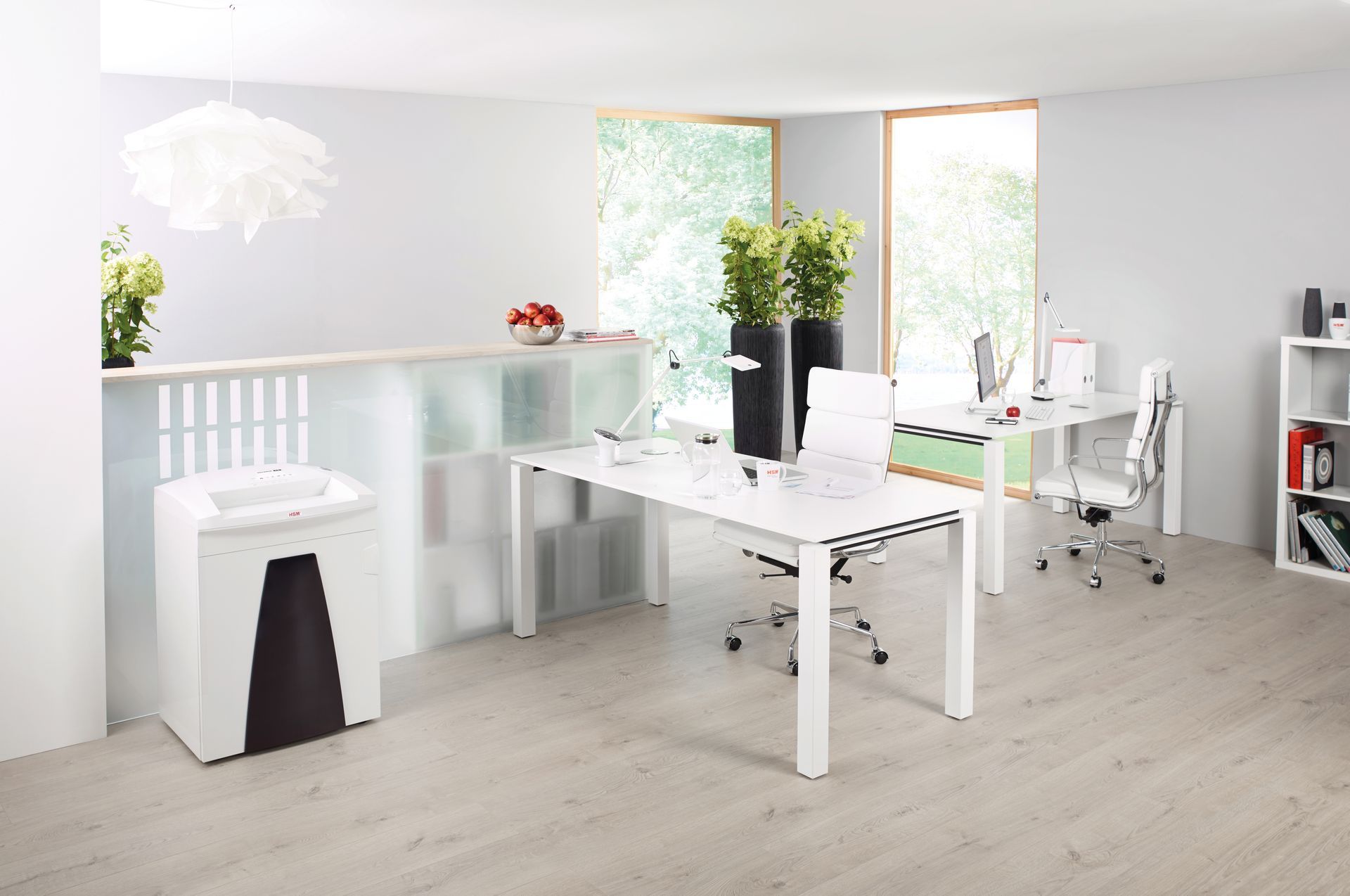 Modernes Home-Office mit Aktenvernichter von HSM.