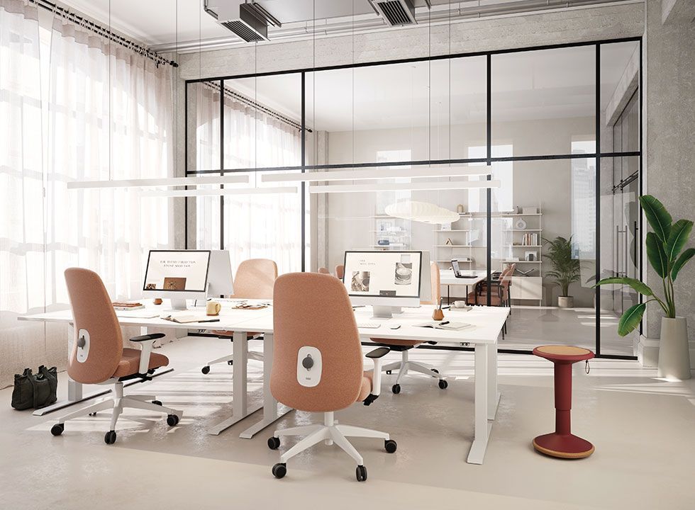 Moderner Arbeitsplatz mit wohnlichem Design und ergonomischen Stühlen in Pastell

