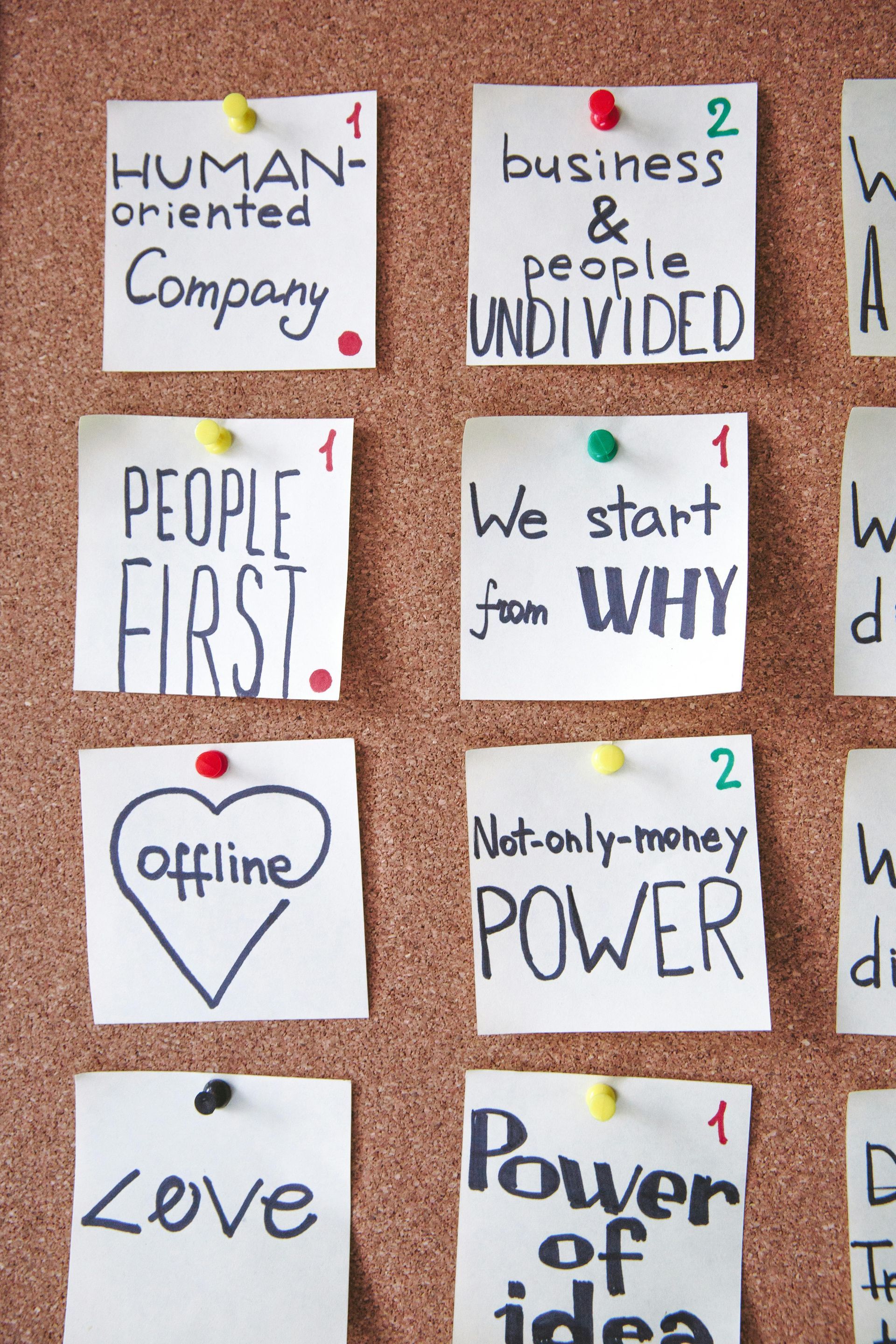 Post It im Büro mit starken Messagen