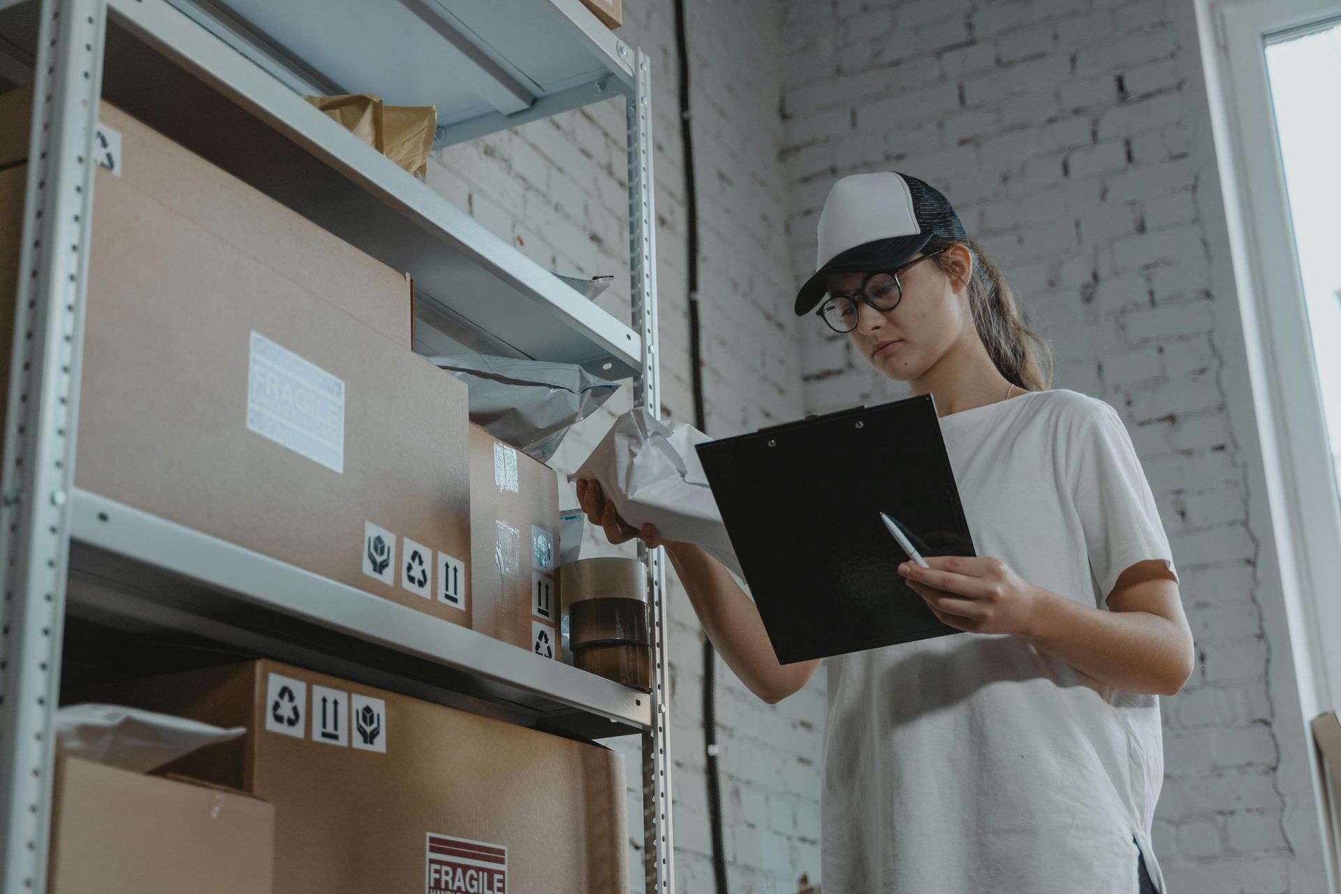 Frau im Lager prüft Versanddokumente – Digitalisierung & Logistik im E-Procurement