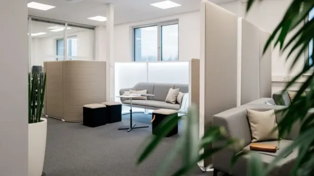 Moderne Büroeinrichtung mit offenen Arbeitsbereichen und minimalistischem Design